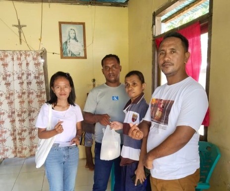 Penyerahan bantuan sembako kepada penerima