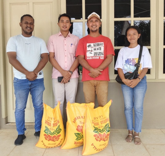 Penyerahan bantuan sembako