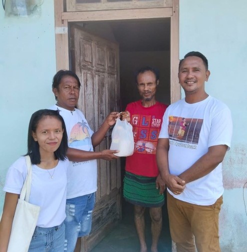 Penyerahan bantuan sembako